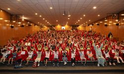 1200 ÖĞRENCİ ‘İKİ BAVUL DOLUSU’ OYUNUNU KAHKAHALARLA İZLEDİ