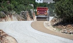 BÜYÜKŞEHİR, ERDEMLİ KIRSALINDAKİ YOLLARI YENİLEMEYİ SÜRDÜRÜYOR