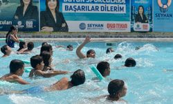 Seyhan'da çocuklar hem serinliyor hem de yüzme öğreniyor