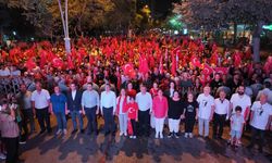 30 Ağustos: Binlerce Adanalının katıldığı yürüyüş Uğur Mumcu Bulvarı’nda coşkulu bir kutlamaya dönüştü