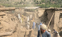 Afganistan'da meydana gelen yıkıcı depremde en az 800 kişi öldü