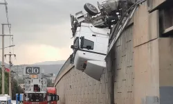 İzmir'de viyadükte asılı kalan tır şoförü kurtarıldı