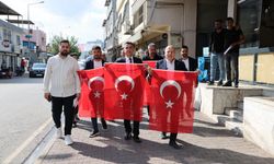 Yüreğir Belediyesi’nden Esnafa Cumhuriyet Bayramı Hediyesi: Türk Bayrağı