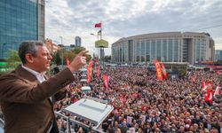 Özgür Özel: “Bu meydana ‘aferin’ demeyin — bu meydana gelin, tarihe geçin”