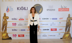 Ebru Yaşar’a “Yılın İlham Veren Müzik Sanatçısı” Ödülü