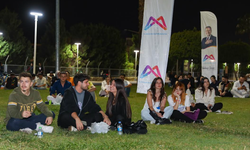 BÜYÜKŞEHİR’İN AKUSTİK SAHNE KONSERLERİ GENÇLERİN İLGİ ODAĞI