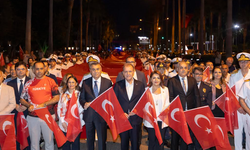 BAŞKAN SEÇER, MERSİNLİLERLE ‘BAYRAK YÜRÜYÜŞÜ’NDE BULUŞTU