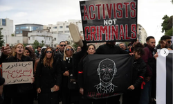 Tunus'ta binlerce kişi, cumhurbaşkanının özgürlüklere yönelik artan baskısını protesto etti