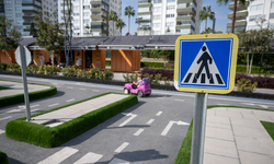 ÇOCUKLAR, TRAFİK PARK’TA HEM EĞLENİYOR HEM DE TRAFİK KURALLARINI ÖĞRENİYOR