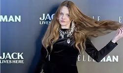 Naz Elmas davete damga vurdu! Derin yırtmaçlı elbisesiyle gündem oldu