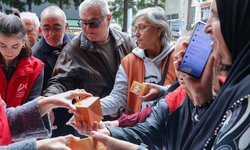 BÜYÜKŞEHİR REGAİP KANDİLİ’NDE 15 BİN KANDİL SİMİDİ DAĞITTI