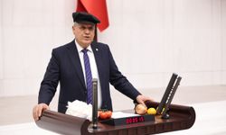 Ayhan Barut'tan Meclis'te şapkalı isyan