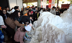 KOZAY, KAR YAĞMAYAN ADANA’DA ÇOCUKLARA KARTOPU COŞKUSUNU YAŞATTI