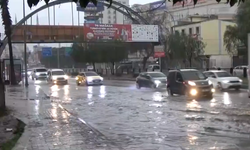 Adana’da sağanak yağış hayatı felç etti