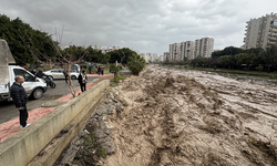 Mersin’de kuvvetli yağış hayatı olumsuz etkiledi Mezitli Deresi taştı, araçlar su altında kaldı