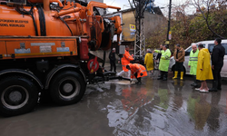 Metrekareye 72 kg yağmurun yarattığı sorunlara Adana Büyükşehir aralıksız müdahale ediyor.