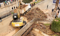 MERSİN BÜYÜKŞEHİR BELEDİYESİ VE MESKİ EKİPLERİ SAĞANAK YAĞIŞ BOYUNCA SAHADA