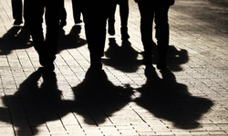 Gençlik Şiddeti Alarm Veriyor: Adana’daki Bıçaklı Saldırı Toplumsal Yaraya Dönüştü