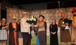 YÜREĞİR’DE PİR SULTAN ABDAL TİYATRO OYUNUNA YOĞUN İLGİ