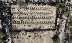 İran’da Okul Saldırısında Hayatını Kaybeden 168 Kız Öğrenci İçin Yas