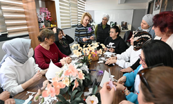 MERCEK YAPAY ÇİÇEK YAPIMI KURSUYLA EL BECERİSİ GELİRE DÖNÜŞÜYOR