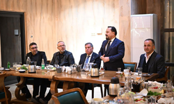 Sarıçam Belediye Başkanı Bilal Uludağ, Eski Belediye Başkanlarıyla İftar Sofrasında Buluştu