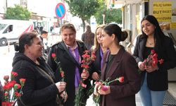 Ceyhan Belediye Başkan Vekili Av. Sevil Aydar Yıldız, 8 Mart Dünya Kadınlar Günü’nde Kadınlara Çiçek Dağıttı