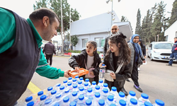 BÜYÜKŞEHİR EKİPLERİ BAYRAM BOYUNCA MEZARLIKLARDA YURTTAŞLARI YALNIZ BIRAKMIYOR