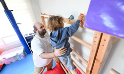 MERSİN BÜYÜKŞEHİR’DEN DMD HASTASI KORAY’A ERGOTERAPİ DESTEĞİ…