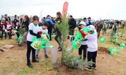MİMAR KEMAL İLKOKULU ÖĞRENCİLERİ TOPRAĞA UMUT EKTİ: "BENİM DE DİKİLİ BİR AĞACIM VAR"