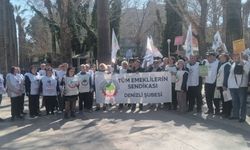 Emekliler Denizli’de ses yükseltti: “Faize milyarlar var, emekliye yok!”