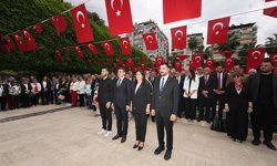 CHP Adana İl Başkanlığı, önce 23 Nisan’ı kutladı, sonra Milli Eğitim Müdürlüğü önüne kadar sessiz yürüyüş yaptı