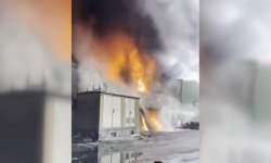 Adana’da Geri Dönüşüm Fabrikasında Yangın: Müdahale Sürüyor