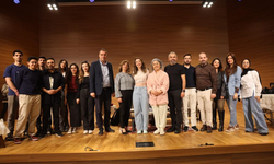 “Demans Pratiği” Tiyatro Oyunu Adana’da Sahnelendi