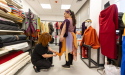 MERSİN ŞEHİR TİYATROSU’NDA KOSTÜMLER USTA ELLERDE HAYAT BULUYOR