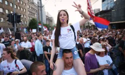 Sırbistan’da on binlerce kişi hükümet karşıtı protesto için sokakta: Erken seçim çağrısı yükseliyor
