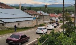 KÖYÜN ORTASINDAN GEÇEN KARAYOLU TRAFİĞİ TEHLİKE SAÇIYOR