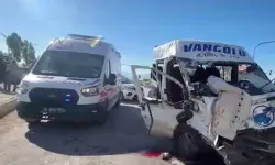 Hakkari'de Yolcu Minibüsü ile Kamyon Çarpıştı: 2 Ölü, 3 Yaralı