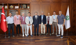 Masterlar Yüzme Şampiyonası’nda Madalya Kazanan Akademisyenlerden Rektör Beriş’e Ziyaret