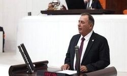 CHP’Lİ MUSTAFA ERDEM’DEN TEPKİ: “İKLİM ZİRVESİ BAHANESİYLE TARIM ARAZİLERİ OTOPARKA DÖNÜŞTÜRÜLÜYOR”