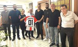 Turuncu-Beyazlılar, Başkan Kurtul Çakın’a çiçek verip, forma takdiminde bulundular