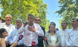 Özgür Özel’den Tekir Yaylası’nda iktidara sert mesaj: “Milletin iradesini teslim etmeyeceğiz”
