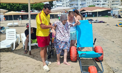 Yumurtalık, güneyde bir ilki gerçekleştirdi; engelsiz plaj dönemi başladı