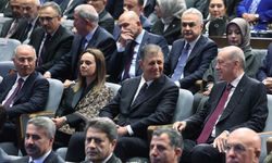 Cemil Tugay AKP’ye katıldı: İzmir Büyükşehir Belediye Başkanı’nın rozetini Erdoğan taktı