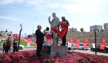 Başkan Zeydan Karalar, Göl Mahallesi Bulvarı Kavşağı’nda Atatürk Anıtı’nın açılışı gerçekleştirdi.