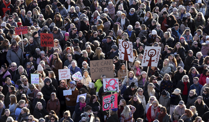 Başbakan da dahil olmak üzere tüm İzlanda'daki kadınlar eşit ücret ve şiddete son verilmesi için greve gittiler