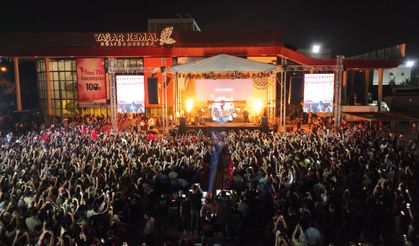 Seyhan Belediyesi'nin Cumhuriyetin 100.yılı etkinlikleri Emir Can İğrek konseriyle sürdü