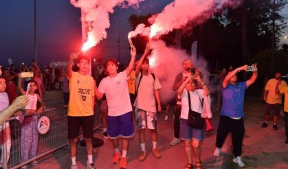 MSK ŞAMPİYONLUK SEVİNCİNİ TARAFTARLARLA KUTLADI