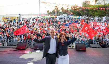 BAŞKAN SEÇER VE MERAL SEÇER, ÇOCUKLARLA EL ELE BAYRAM KORTEJİNE KATILDI