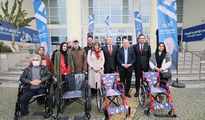 Yüreğir Belediyesi engelli bireylere tekerlekli sandalye dağıttı